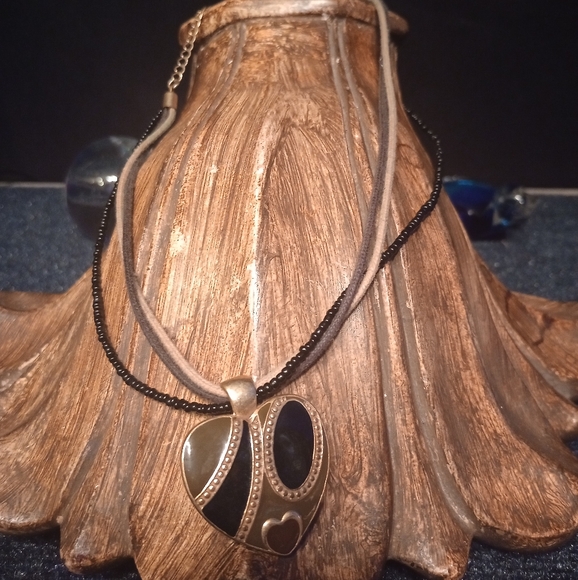 Pretty Heart Necklace + 2 pairs of tiny huggie hoop earrings - Picture 1 of 16